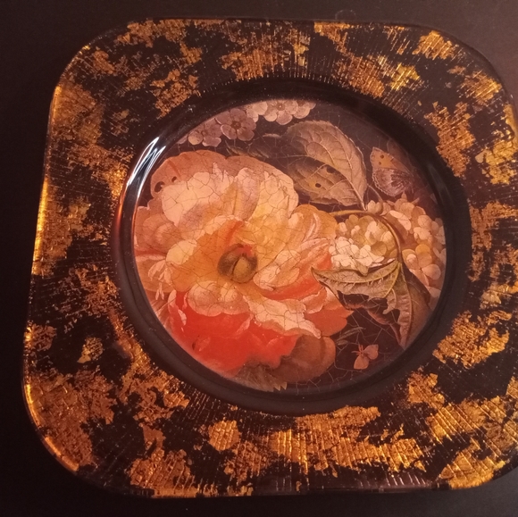 Signed Lesley Roy 8" Gold Aventurine Floral Plate. - Picture 3 of 6